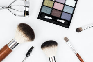 化妆品行业  鼓励和支持运用现代科学技术  研究开发化妆品新原料