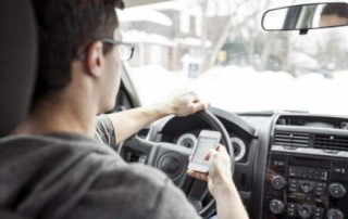 开车使用手机成十大最讨厌的交通违法行为 将成整治重点