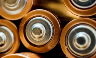 新型电池蓬勃兴起 2035年新能源汽车销量占比将超过60%