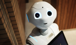 2023年11月深开鸿与乐聚机器人合作推出面相教育市场的人形机器人