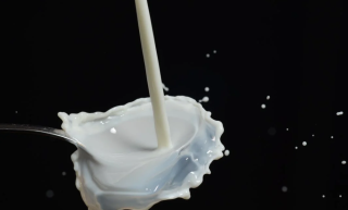 我国儿童奶产业链分析：中游品质型消费趋势明显 下游庞大消费群体提供广阔空间
