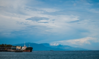 我国海运行业：中远海运位于行业第一梯队 截止2023年底其运力达1.16亿载重吨