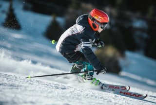我国滑雪产业发展进一步扩张 滑雪人数呈增长态势 主要以青年人为主